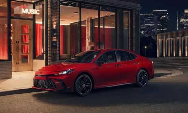 Toyota Camry 2026 bổ sung phiên bản bóng đêm huyền bí: 'Xe doanh nhân' nay cá tính hơn từ ngoài vào trong, động cơ không đổi