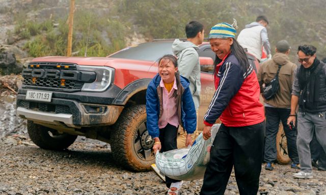 Ford Ranger vượt địa hình ‘không cho phép sự chủ quan’, tới Cao Bằng hỗ trợ người dân gặp khó khăn