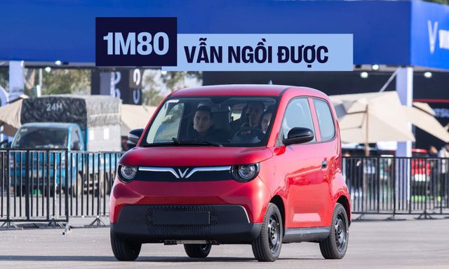 Đừng để ngoại hình đánh lừa, VinFast Minio Green có thể 'cân' được người cao 1m80 như thế này đây!