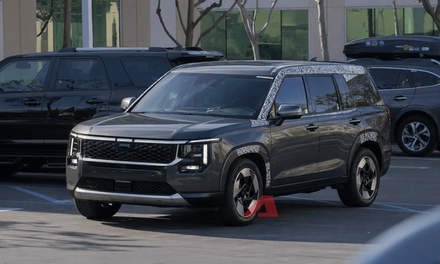 Hyundai Santa Fe facelift để lộ nội thất với nhiều nâng cấp: Dùng màn hình cảm ứng cỡ lớn, vô lăng mới, dễ bỏ màn hình sau tay lái như Tesla