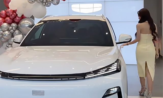 Hoa hậu Mỹ Linh sắm xe mới giống Chi Pu vừa mua, chọn bản chạy hơn 1.800km khi đổ đầy bình