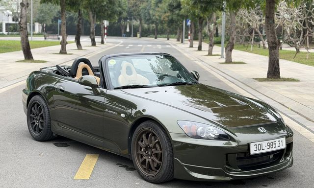 Honda S2000 cực hiếm lên sàn xe cũ: JDM 22 năm tuổi đắt ngang Porsche Taycan ‘đập hộp’