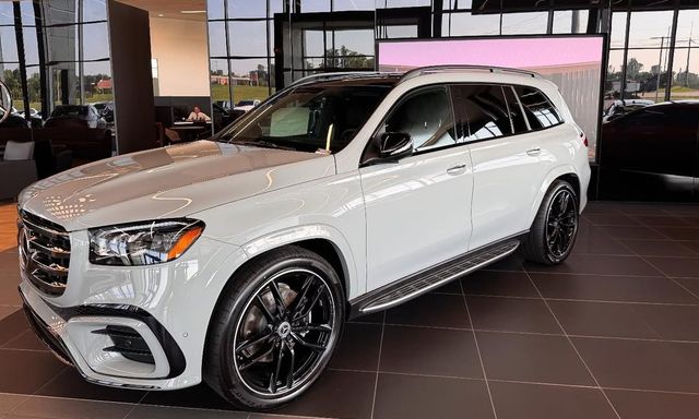 Chỉ có 30 khách Việt có cơ hội mua chiếc Mercedes-Benz GLS 450 này: Giá dự kiến 6,068 tỷ, đắt hơn bản 'base' gần 400 triệu