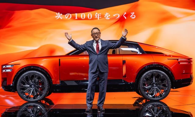 Chủ tịch Toyota thấy 'rất cô đơn khi bảo vệ động cơ xăng dầu'