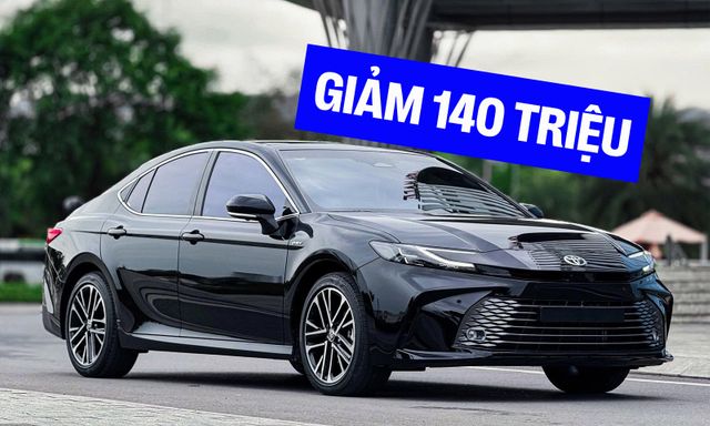 Toyota Camry giảm giá niêm yết 140 triệu đồng tại Việt Nam: Bản tiêu chuẩn còn từ 1,32 tỷ đồng, ngang Santa Fe bản full