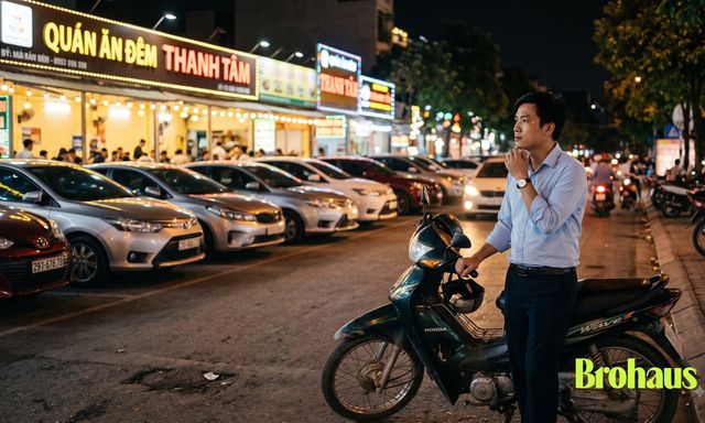 Nhóm bạn cấp ba của tôi có năm người, giờ trong ảnh check in chỉ còn tôi đứng cạnh xe máy
