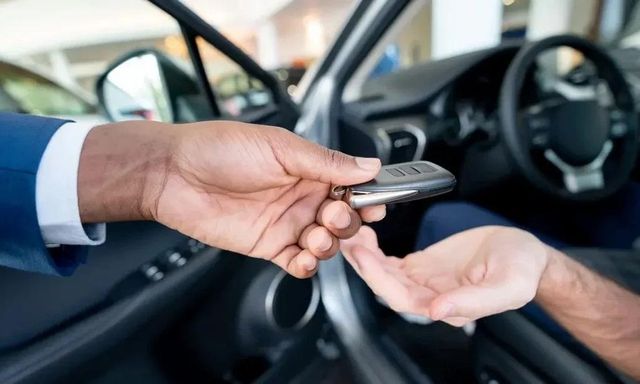 Chiếc xe đầu tiên tôi mua bằng lương của chính mình, và bài học nó dạy tôi về trưởng thành