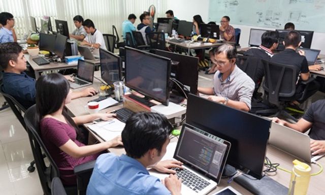 Người lao động không được ký hợp đồng, công ty bắt tăng ca ngoài ý muốn, khiến không còn thời gian cho gia đình - Bộ Nội vụ trả lời ra sao?