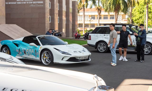 Sinh viên phố núi trầm trồ trước dàn xe của ông Đặng Lê Nguyên Vũ: ‘Đây là lần đầu em được sờ siêu xe Ferrari ngoài đời’