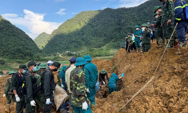 Tìm thấy 51 thi thể trong một huyện, trong đó có 29 nạn nhân trên xe khách, xe máy... bị cuốn trôi