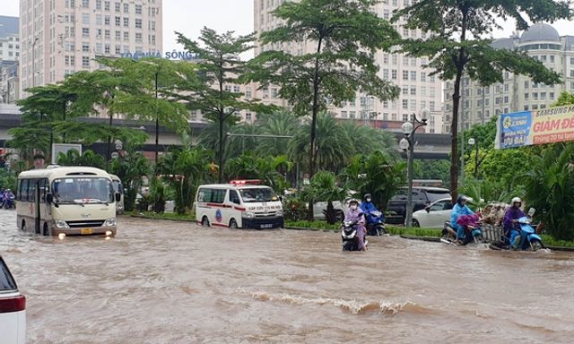 Hà Nội tiếp tục mưa 'trắng trời', cảnh báo các tuyến phố có nguy cơ ngập sâu trong ít giờ tới