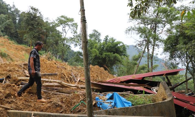 Người đàn ông mất cả gia đình em trai trong trận sạt lở ở Si Ma Cai: Nghe tiếng kêu cứu mà bất lực