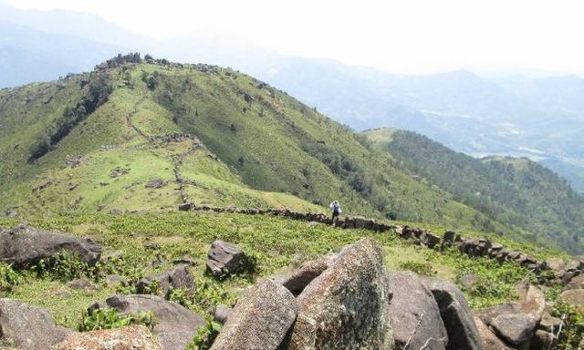 Ngoài biển, Quảng Ninh còn có một vùng núi hoang sơ được ví như 