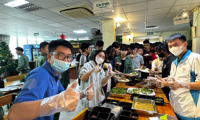 Bữa ăn sinh viên ĐH Bách khoa HN ra sao sau vụ tố phải ăn cơm canh thừa, chứa dị vật?