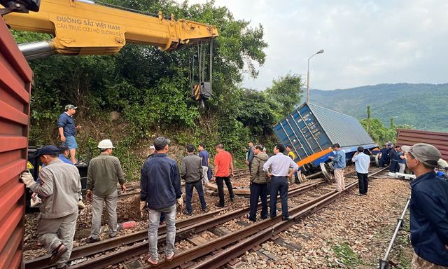 Tàu trật bánh, đường sắt Bắc Nam đang tê liệt