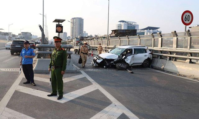 Cảnh sát giải cứu một người đàn ông trong chiếc ô tô nát bét ở Hà Nội