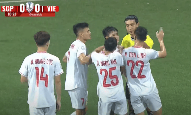 AFF Cup: Đội trưởng tuyển Việt Nam được khen ngợi sau cú gạt tay 