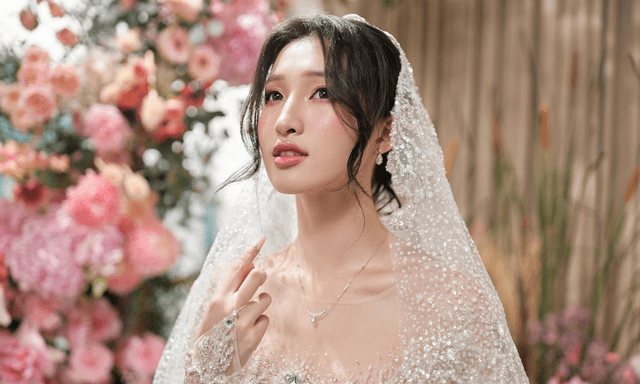 Á hậu Phương Nhi xinh đẹp trong lễ ăn hỏi, hóa ra từ lâu đã chăm da theo chu trình 5 bước cực dễ