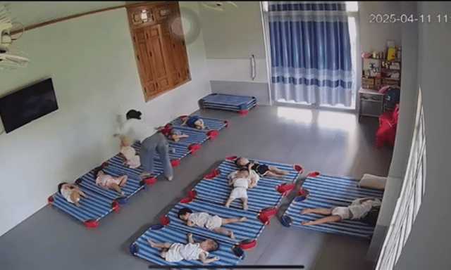 Phẫn nộ clip người phụ nữ xốc ngược, đánh trẻ nhỏ tại một điểm trông giữ trẻ