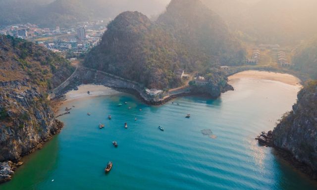 Bãi biển ở Cát Bà được mệnh danh là 