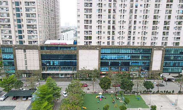 Bé 4 tuổi ném cọc tiền 500 nghìn đồng của bố mẹ qua ban công chung cư ở Hà Nội, cái kết bất ngờ