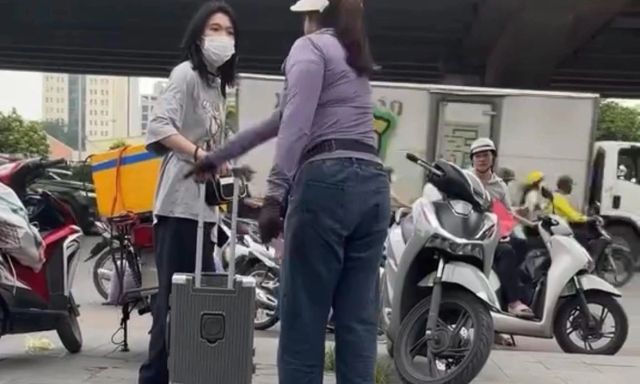 Người bán trà đá đuổi cô gái đứng ở vỉa hè Hà Nội nhận ngay cái kết buồn