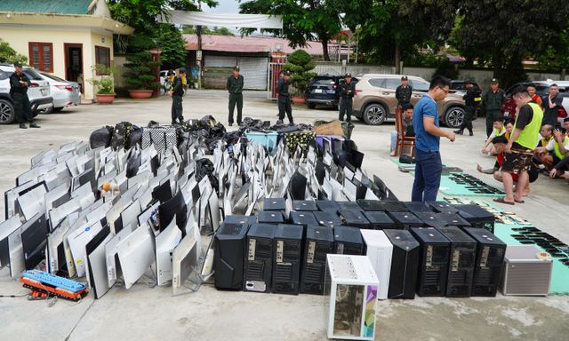 Gần 200 cảnh sát ra quân, bắt 74 người, tịch thu 2 thùng tài liệu lớn chứa hàng trăm kịch bản lừa đảo