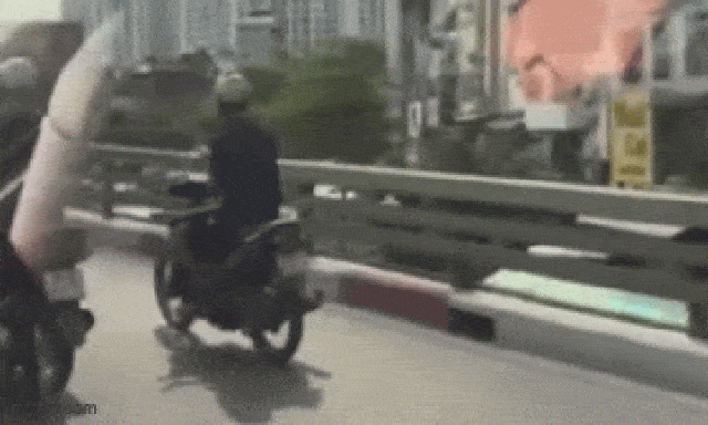 Thanh niên chạy xe máy bị Cục trưởng CSGT ghi hình trên phố Hà Nội: Đoạn clip xuất hiện thêm lỗi vi phạm 