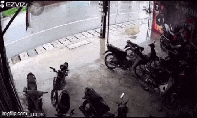 Ô tô lật sau va chạm với xe máy, 1 phụ nữ tử vong tại chỗ: 60 giây bất thường trước khi xảy ra tai nạn 