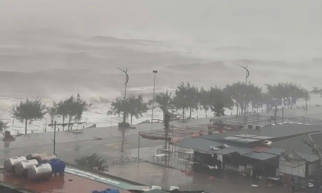Cập nhật mới nhất Bão số 10: Bão Bualoi đang áp sát miền Trung, nhiều khu vực gió giật cấp 9