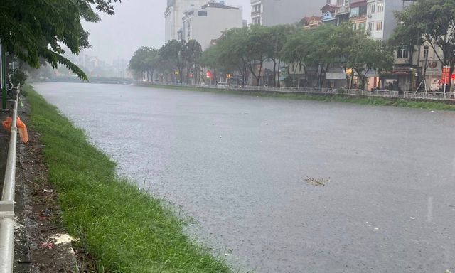 Sông Tô Lịch nước dâng sát bờ, cụ thể là bao nhiêu mét?