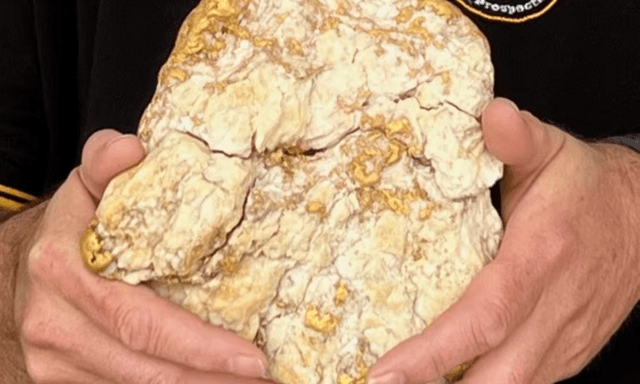 Người đàn ông bẻ đôi cục đá, phát hiện 69 cây vàng trị giá hơn 10 tỷ đồng bên trong