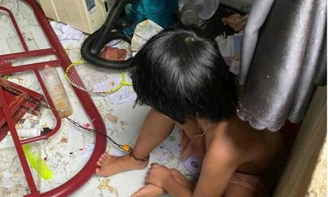 2 em bé bị bố xích chân, nhốt trong căn phòng bẩn thỉu: Cách giải quyết phù hợp nhất hiện tại