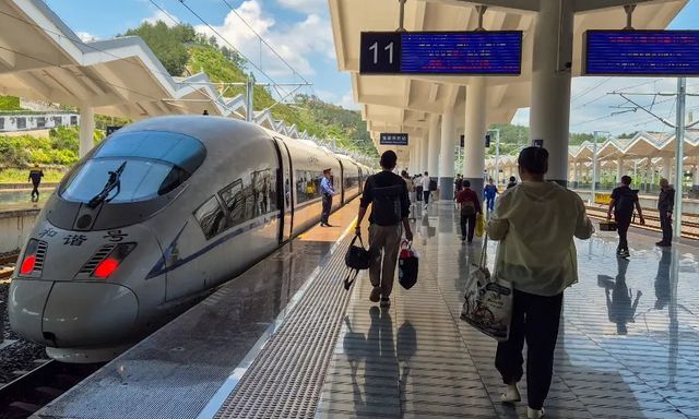 Khách Việt kể chuyện du lịch Trung Quốc, đi tàu chạy 300km/h có dịch vụ lạ, nhận xét: 