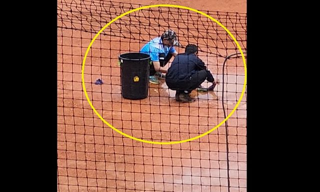 Mặt sân ở SEA Games như “mặt ruộng”, quan chức phải... lấy giẻ để lau nước