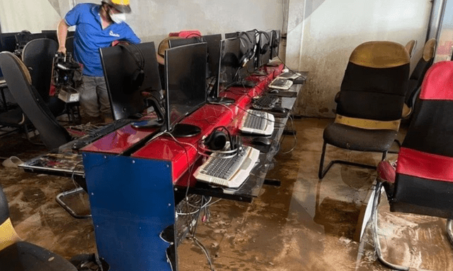 Quán game 30 dàn máy ngập trong nước lũ ở Lâm Đồng, chủ quán xót xa tiết lộ thiệt hại