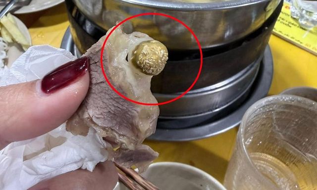 Quán bò nhúng dấm ở Hà Nội bị khách tố có dòi: Sáng quản lý phủ nhận, trưa quán dừng hoạt động 