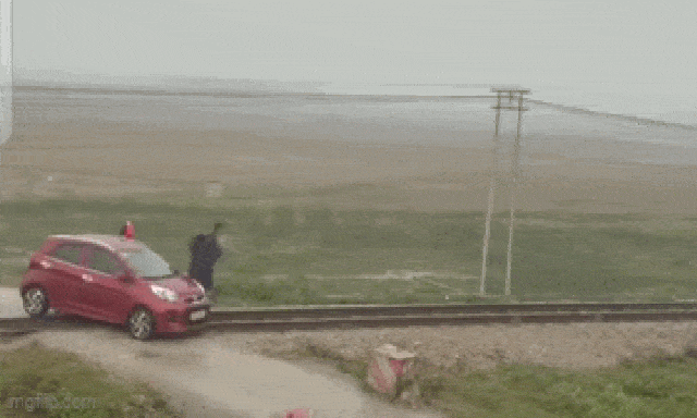 Ô tô mắc kẹt trên đường ray, người dân vẫy tay ra tín hiệu: Pha xử lý khẩn cấp của lái tàu 