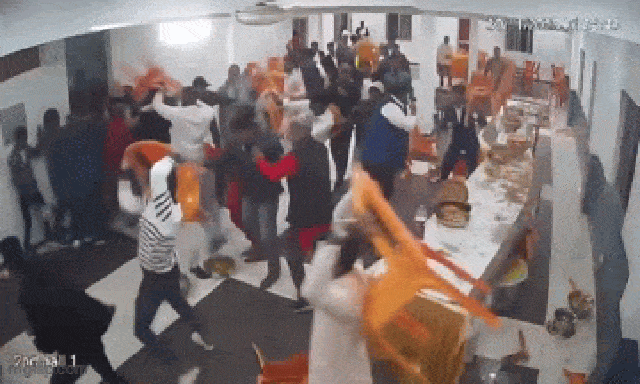 Đám cưới đang tiến hành thì xảy ra ẩu đả dữ dội, gia đình cô dâu tuyên bố: 