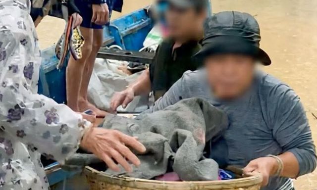 Vụ mẹ và bé sơ sinh xin vào tránh lũ nhưng bị từ chối: Phó Giám đốc Sở Y tế đến tận nhà xin lỗi