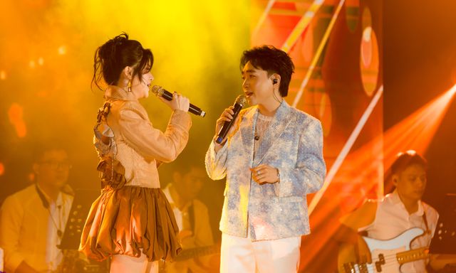 Trung Quang bùng nổ trong đêm nhạc riêng ở Hà Nội, xúc động vì chật kín khán giả