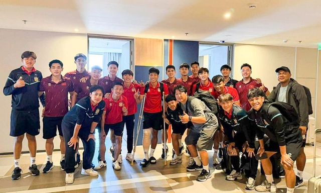 Tuyển thủ Lào bị chấn thương & hành động thắm tình anh em của tuyển Việt Nam