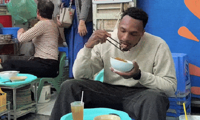 Khách Tây ngồi vỉa hè ăn đặc sản khi du lịch Hà Nội: Bất ngờ được lên thời sự, danh tính thật gây thích thú