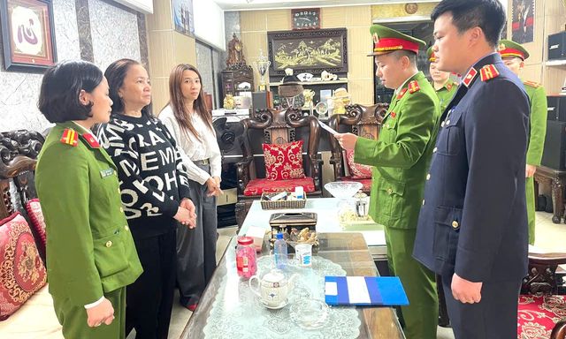 Ảnh: Khám xét nơi ở và nơi làm việc của vợ chồng chủ tiệm vàng Nguyễn Hữu Bình