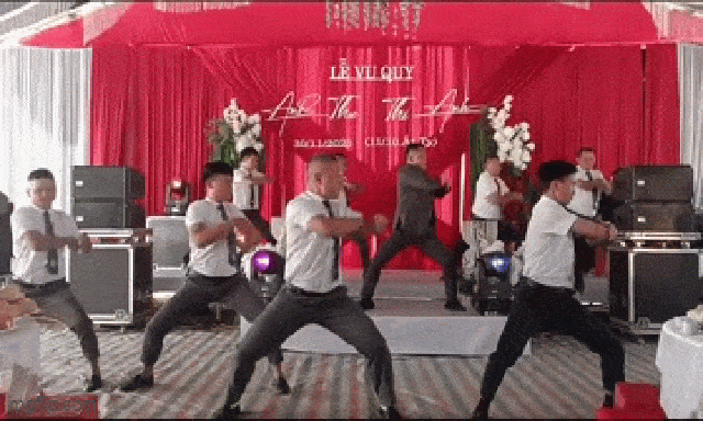 Bố cô dâu rủ bạn múa võ Karate ngay giữa hôn trường: Bí mật được giữ tới phút chót gây bất ngờ 