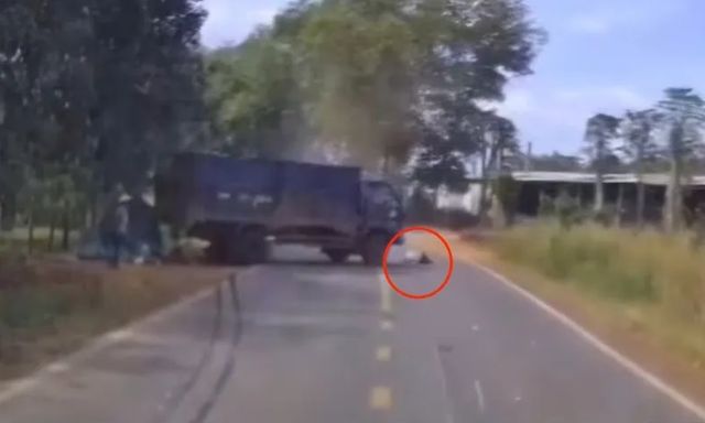 Điều bất thường từ camera vụ xe tải đâm người đi bộ, dừng 3 giây rồi cán qua người nạn nhân