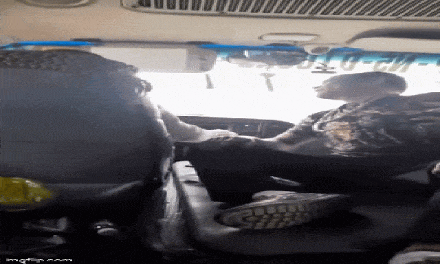 Clip tài xế bị khách đánh sau lời nhắc 