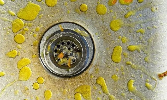 5 thứ không được đổ xuống cống dù 