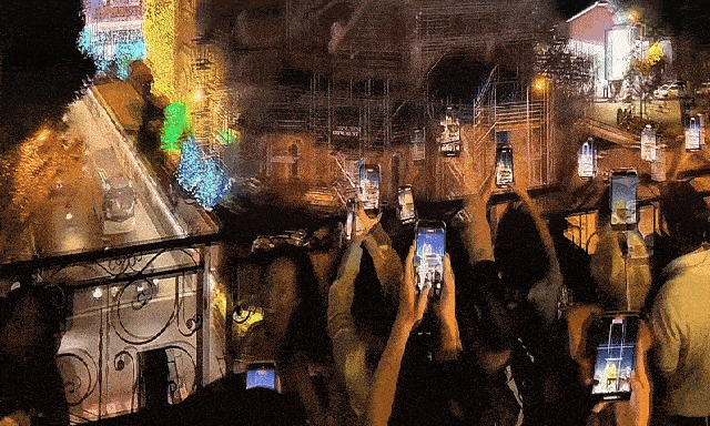 Giống Thượng Hải, điểm ngay trung tâm TP.HCM khiến nhiều người xếp hàng chỉ để xem khoảnh khắc lúc 18h45