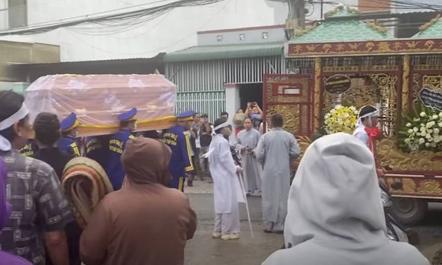 Linh cữu Thương Tín được đưa đi an tang, con gái thất thần